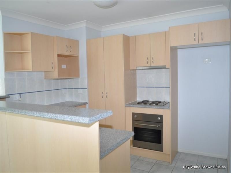 32 Charlton Place, Regents Park QLD 4118