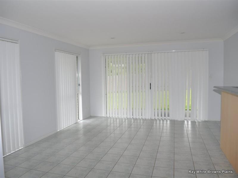 32 Charlton Place, Regents Park QLD 4118