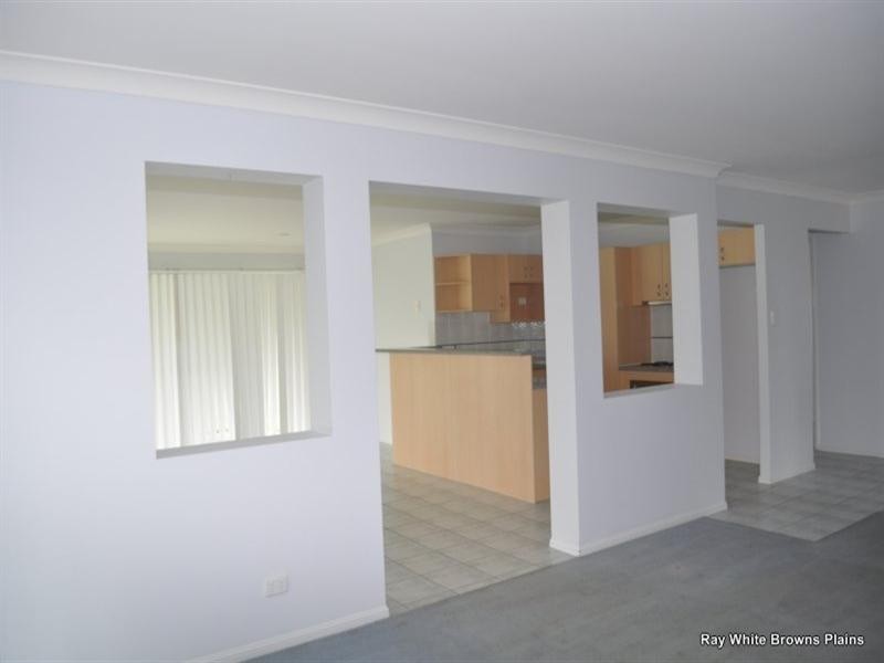 32 Charlton Place, Regents Park QLD 4118