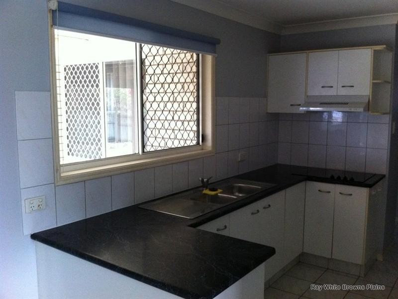 52 BUSHLAND Drive, Regents Park QLD 4118