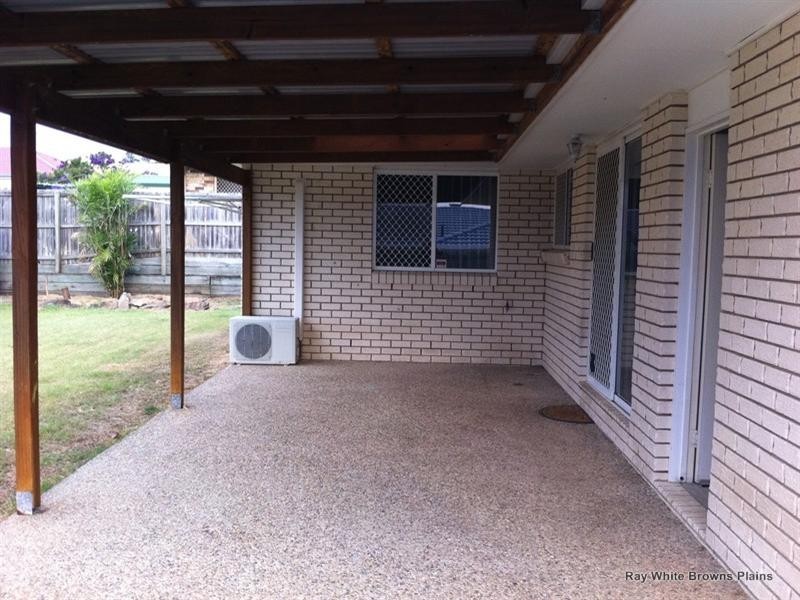 52 BUSHLAND Drive, Regents Park QLD 4118