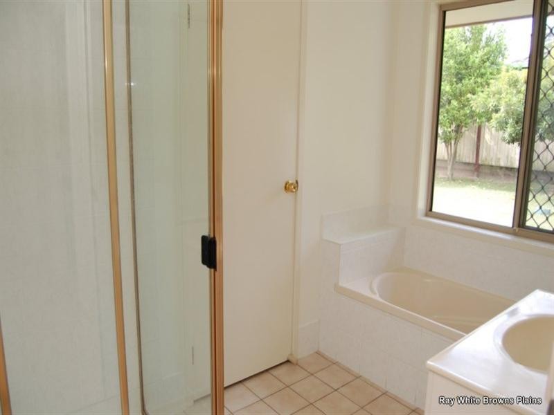 11 Thistle Street, Regents Park QLD 4118