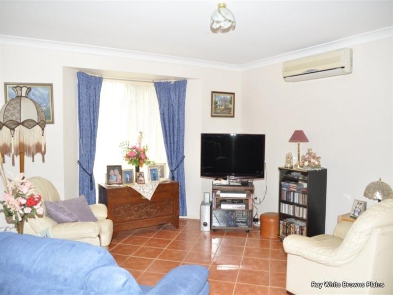 8 Mandeville Place, Regents Park QLD 4118