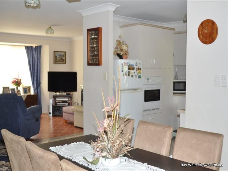 8 Mandeville Place, Regents Park QLD 4118