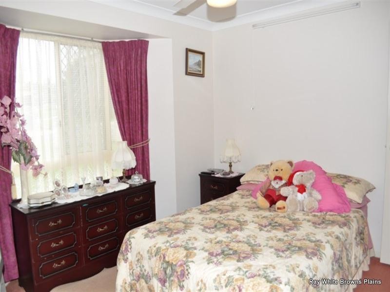 8 Mandeville Place, Regents Park QLD 4118