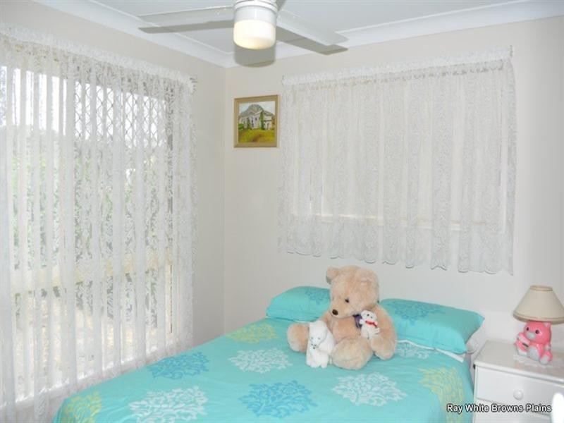 8 Mandeville Place, Regents Park QLD 4118