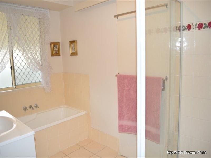 8 Mandeville Place, Regents Park QLD 4118