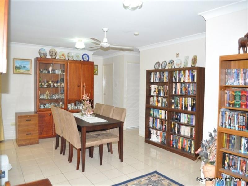 8 Mandeville Place, Regents Park QLD 4118