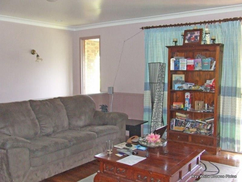 11 Seaton Street, Hillcrest QLD 4118