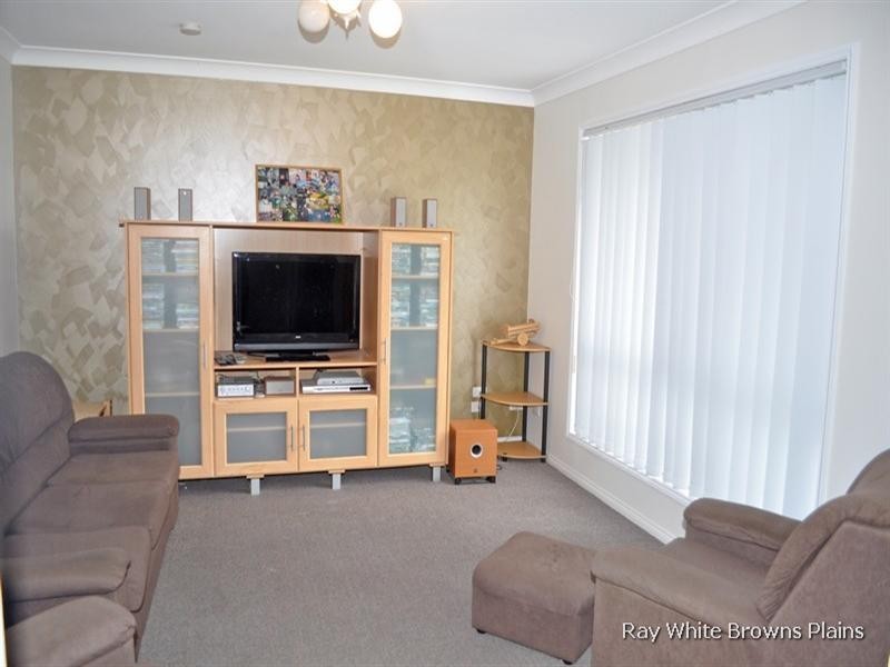 16 Hillview Drive, Hillcrest QLD 4118