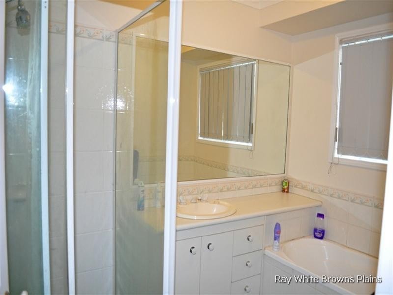 16 Hillview Drive, Hillcrest QLD 4118