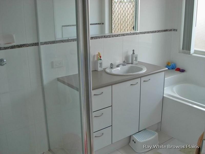 31 Coolum Court, Regents Park QLD 4118
