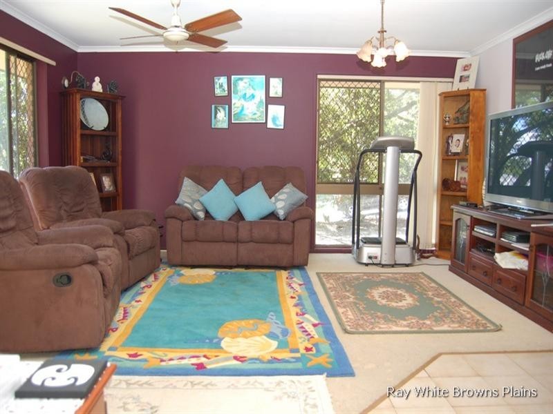 26 Pine Street, Hillcrest QLD 4118