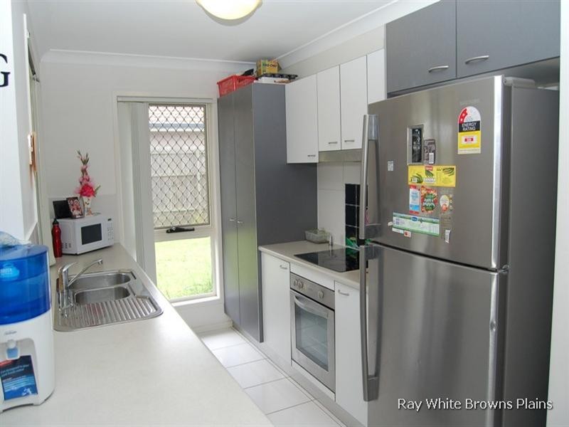 8 Coolum Court, Regents Park QLD 4118