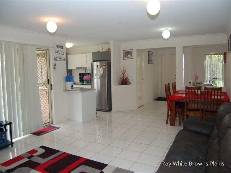 8 Coolum Court, Regents Park QLD 4118