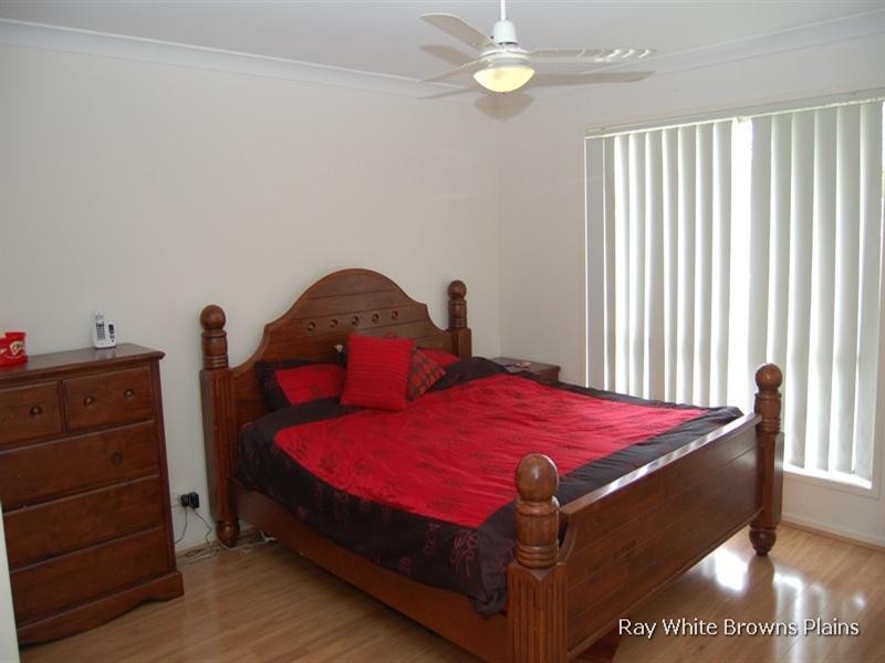 8 Coolum Court, Regents Park QLD 4118