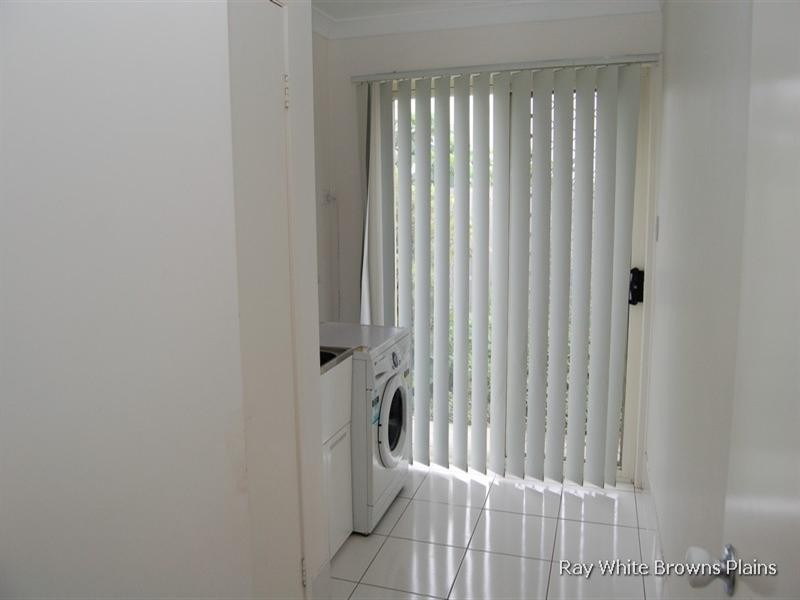 8 Coolum Court, Regents Park QLD 4118