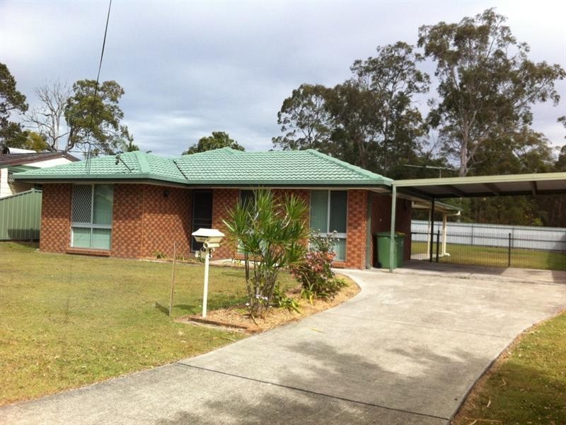 8 Pine Street, Hillcrest QLD 4118