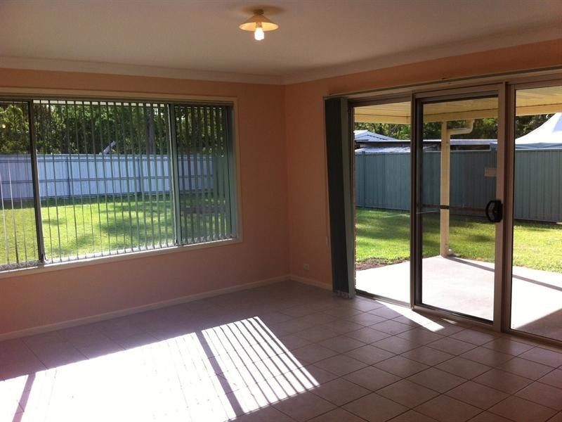 8 Pine Street, Hillcrest QLD 4118