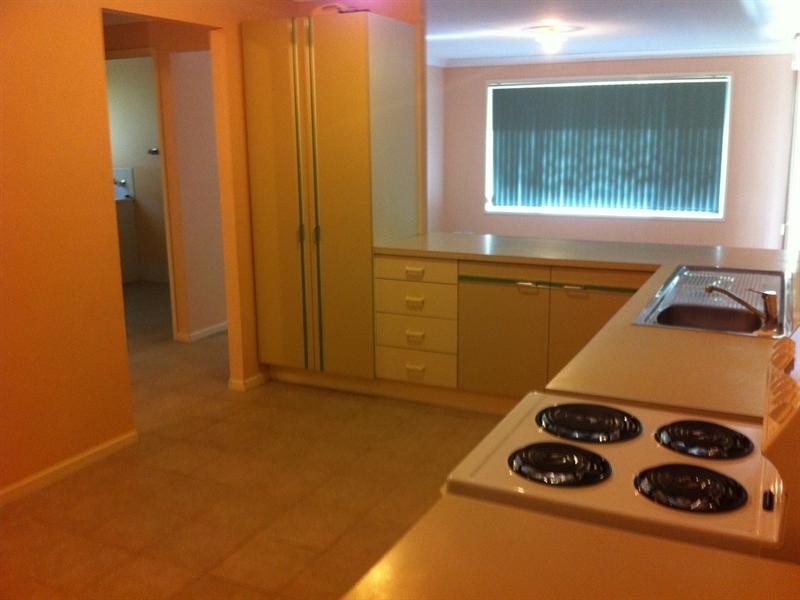 8 Pine Street, Hillcrest QLD 4118