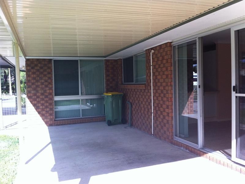 8 Pine Street, Hillcrest QLD 4118