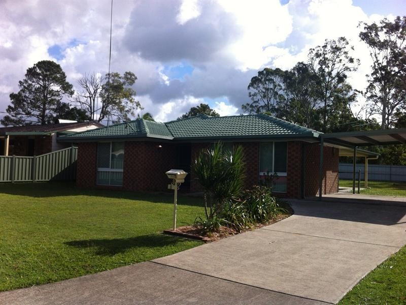 8 Pine Street, Hillcrest QLD 4118