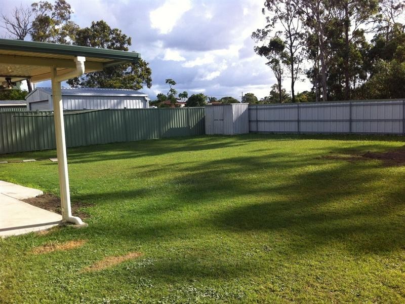 8 Pine Street, Hillcrest QLD 4118