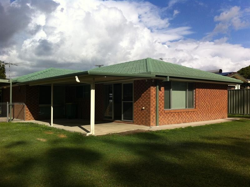 8 Pine Street, Hillcrest QLD 4118