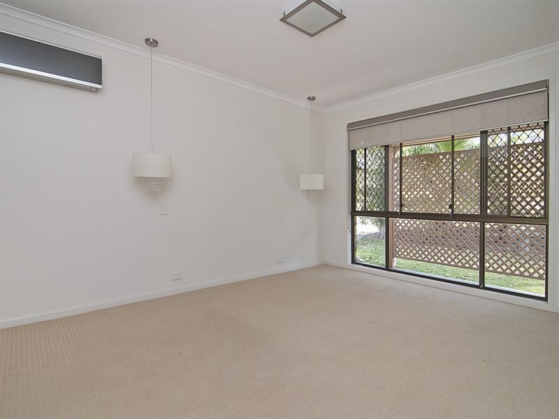 8 Kew Place, Munruben QLD 4125