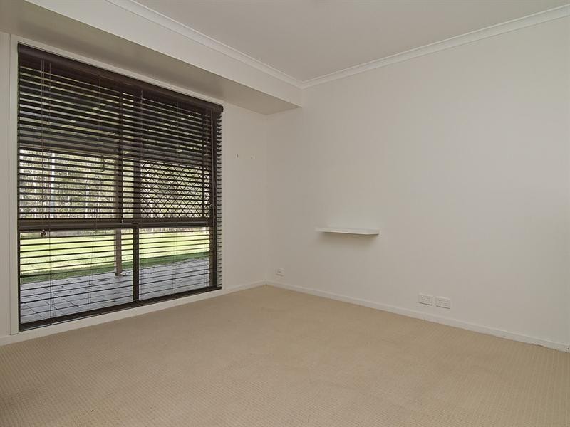 8 Kew Place, Munruben QLD 4125