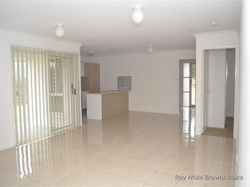 8 Rainbow Court, Regents Park QLD 4118