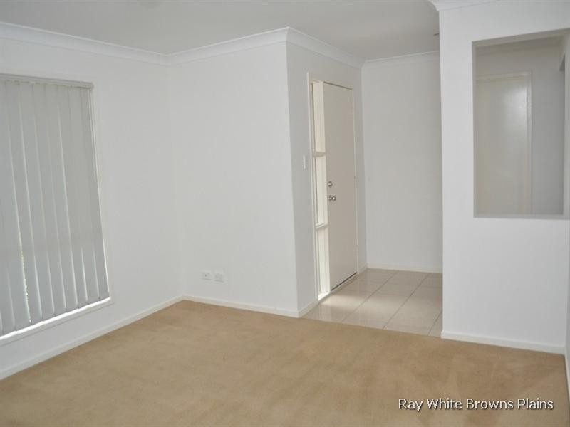 8 Rainbow Court, Regents Park QLD 4118