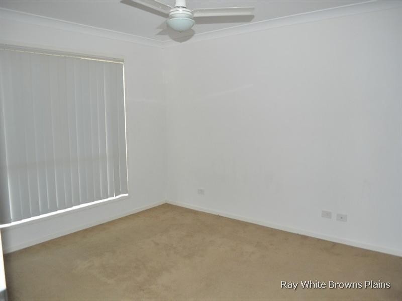 8 Rainbow Court, Regents Park QLD 4118