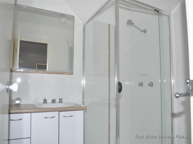 8 Rainbow Court, Regents Park QLD 4118