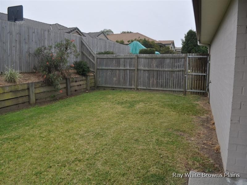 8 Rainbow Court, Regents Park QLD 4118