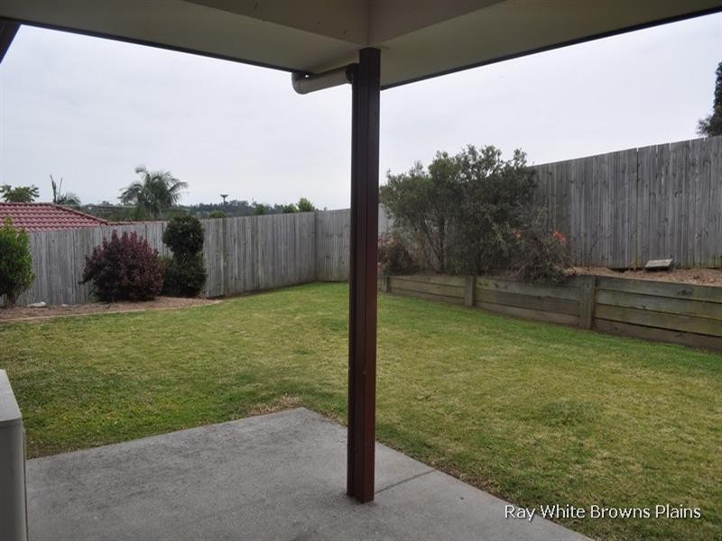 8 Rainbow Court, Regents Park QLD 4118