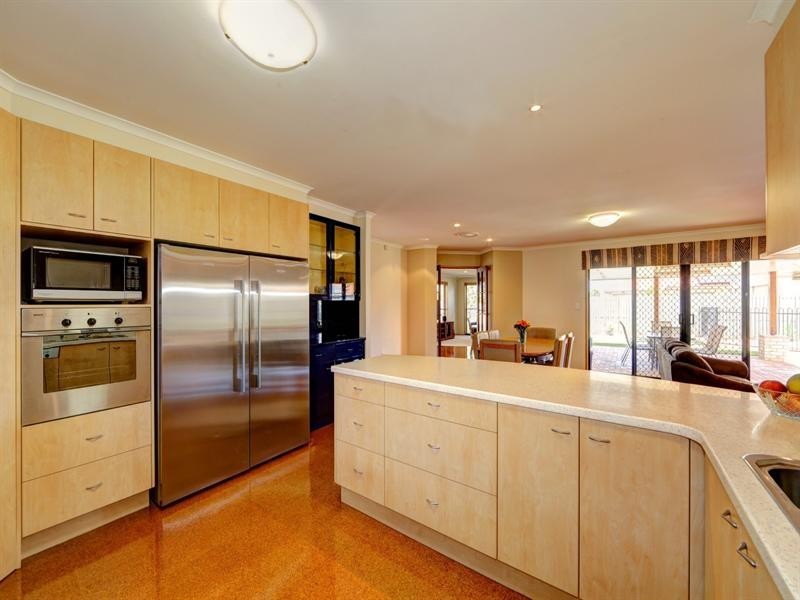 27 Chancellor Drive, Avenell Heights QLD 4670