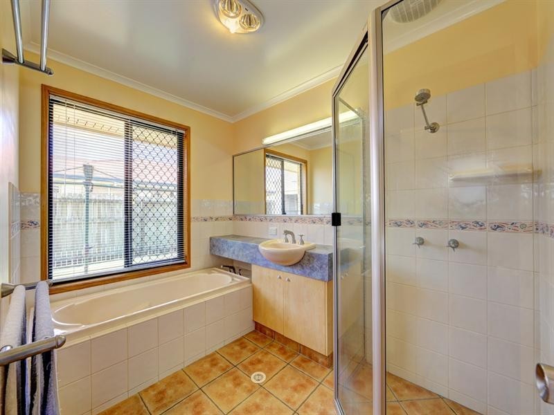 27 Chancellor Drive, Avenell Heights QLD 4670