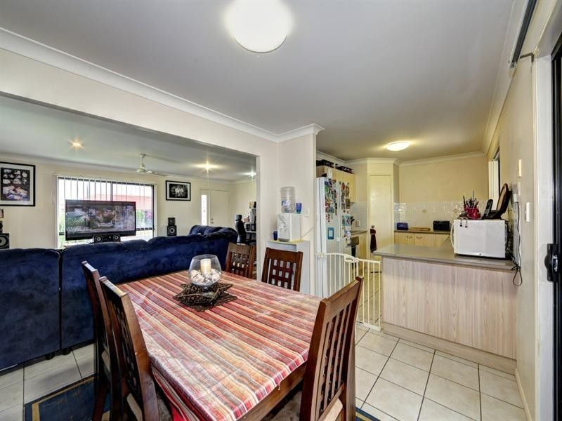 18 Toppers Drive, Coral Cove QLD 4670