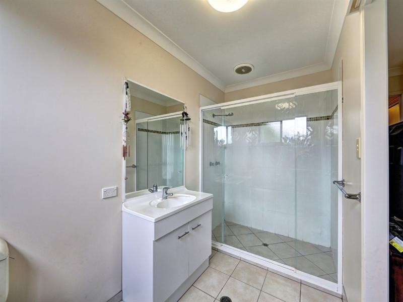 18 Toppers Drive, Coral Cove QLD 4670