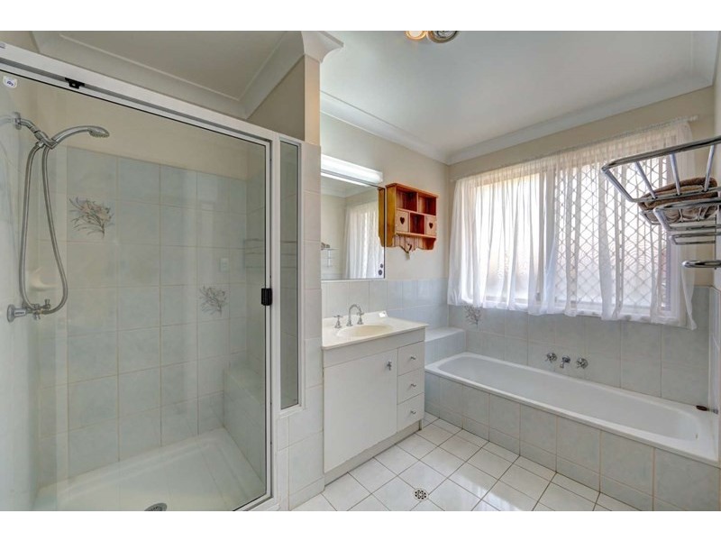 4 Gardiner Court, Avenell Heights QLD 4670