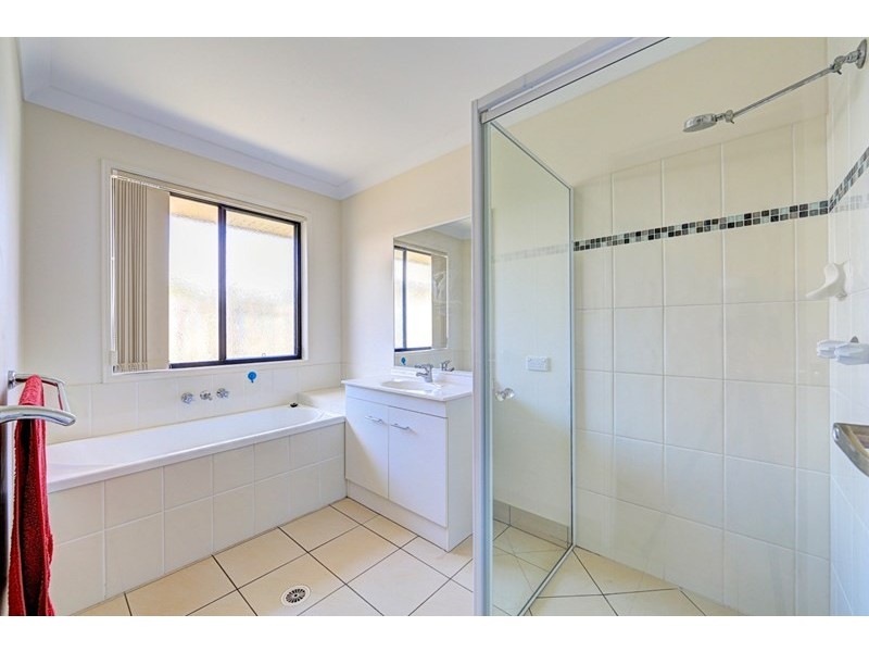 6 Toppers Drive, Coral Cove QLD 4670