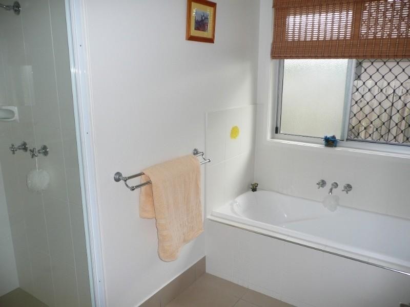 11 Pinnacle Court, Avoca QLD 4670