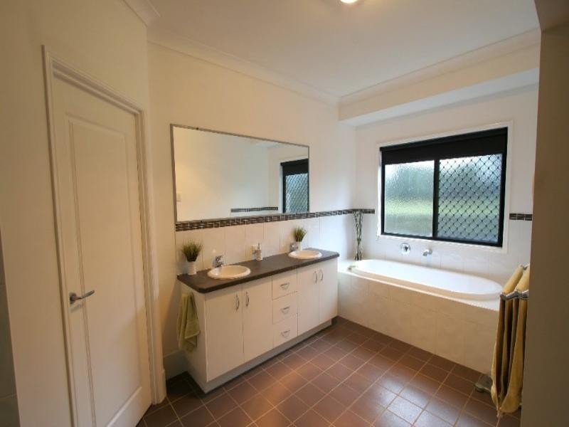 12 Raewood Close, Coral Cove QLD 4670