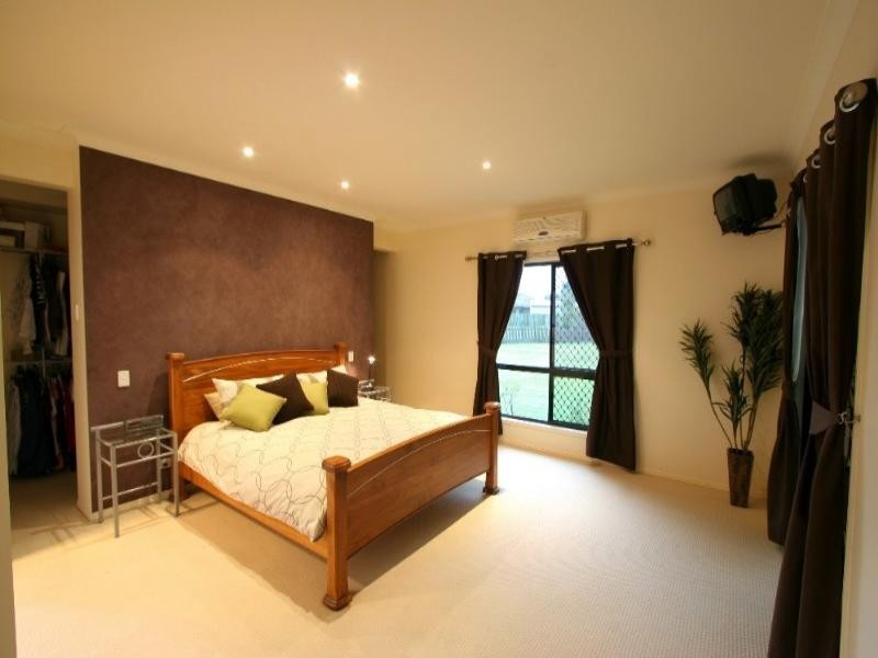 12 Raewood Close, Coral Cove QLD 4670