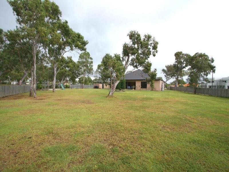 12 Raewood Close, Coral Cove QLD 4670