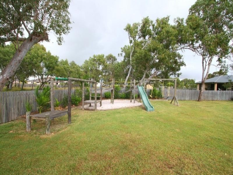 12 Raewood Close, Coral Cove QLD 4670