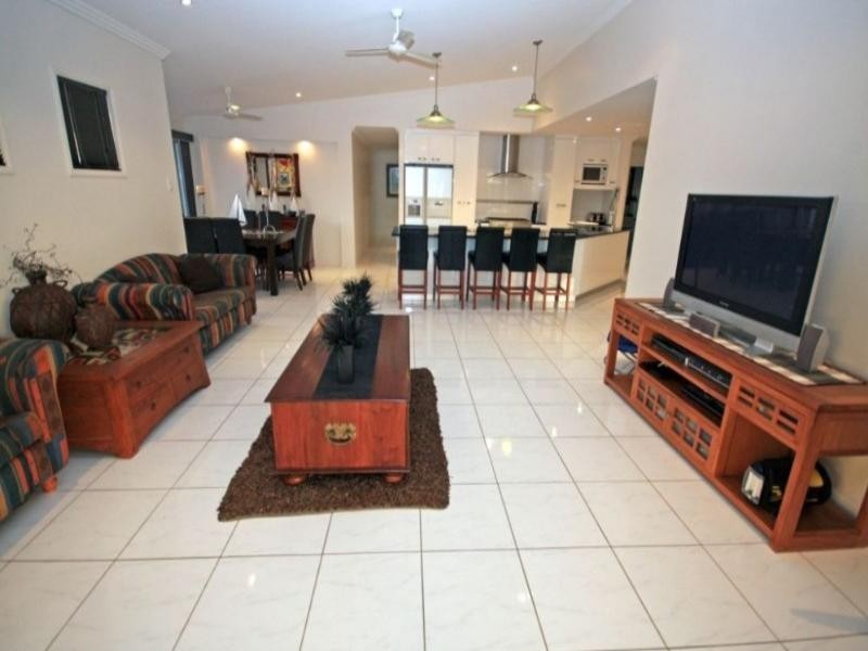 3 Spyglass Hill Court, Coral Cove QLD 4670
