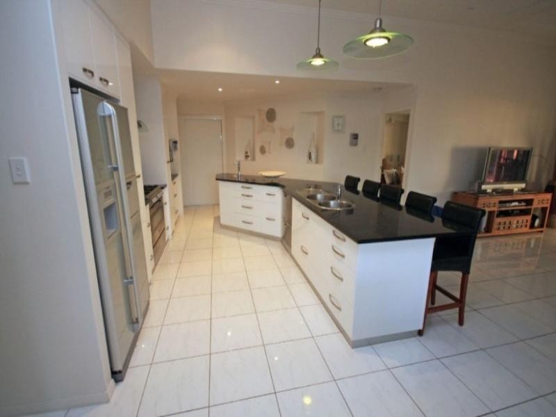 3 Spyglass Hill Court, Coral Cove QLD 4670