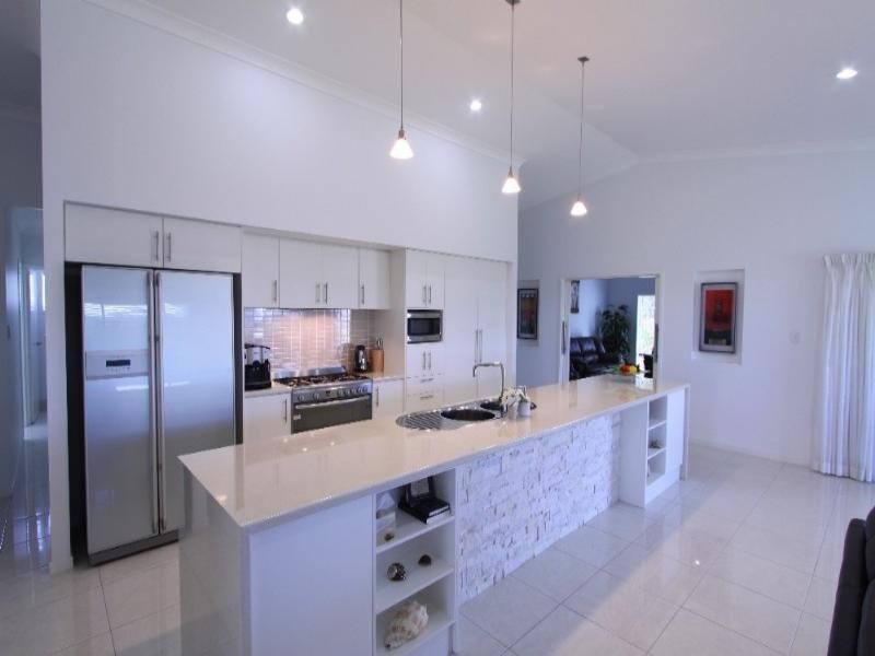 4 Meleisha Place, Coral Cove QLD 4670